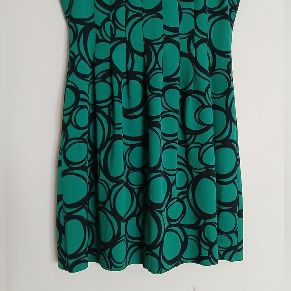 Anne Klein Green and Black Sleeveless Pleated Dress - Picture 4 of 10